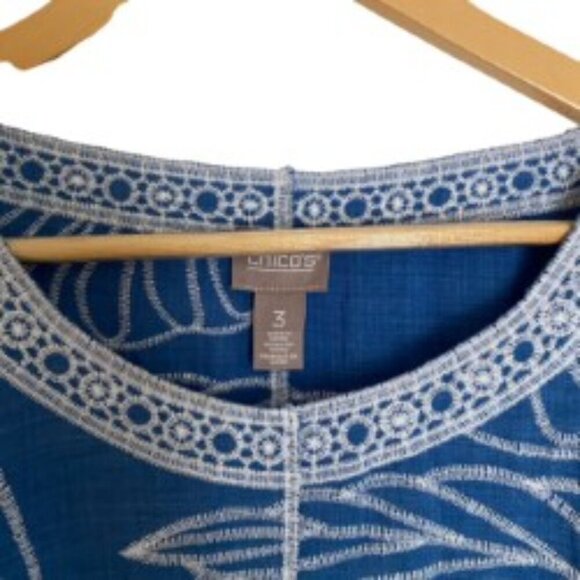 Chico’s Blue Enlarged Flower Artisan Popover Top 16 - Picture 2 of 4